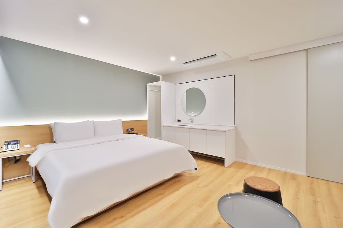 Premium Spa Room | Premium bedding, desk, soundproofing, free WiFi