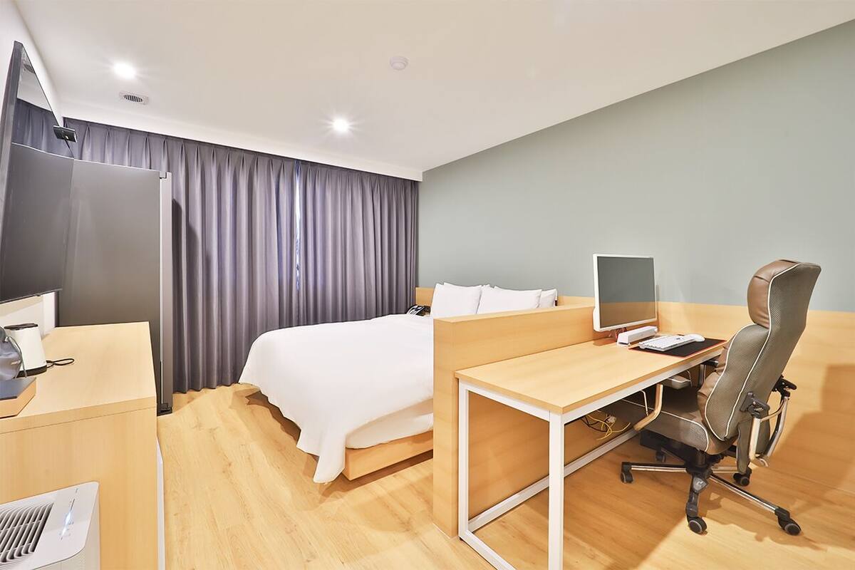Deluxe 1 PC Room | Sengetøy av topp kvalitet, skrivebord, lydisolert og wi-fi (inkludert)