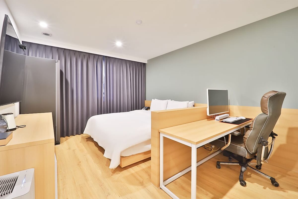 Deluxe 1 PC Room | Premium bedding, desk, soundproofing, free WiFi