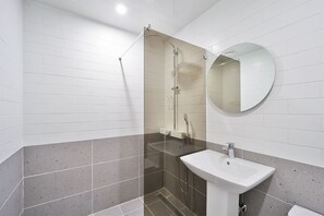 Deluxe 1 PC Room | Bad | Toalettartikler (inkludert), hårføner, badekåper og tøfler