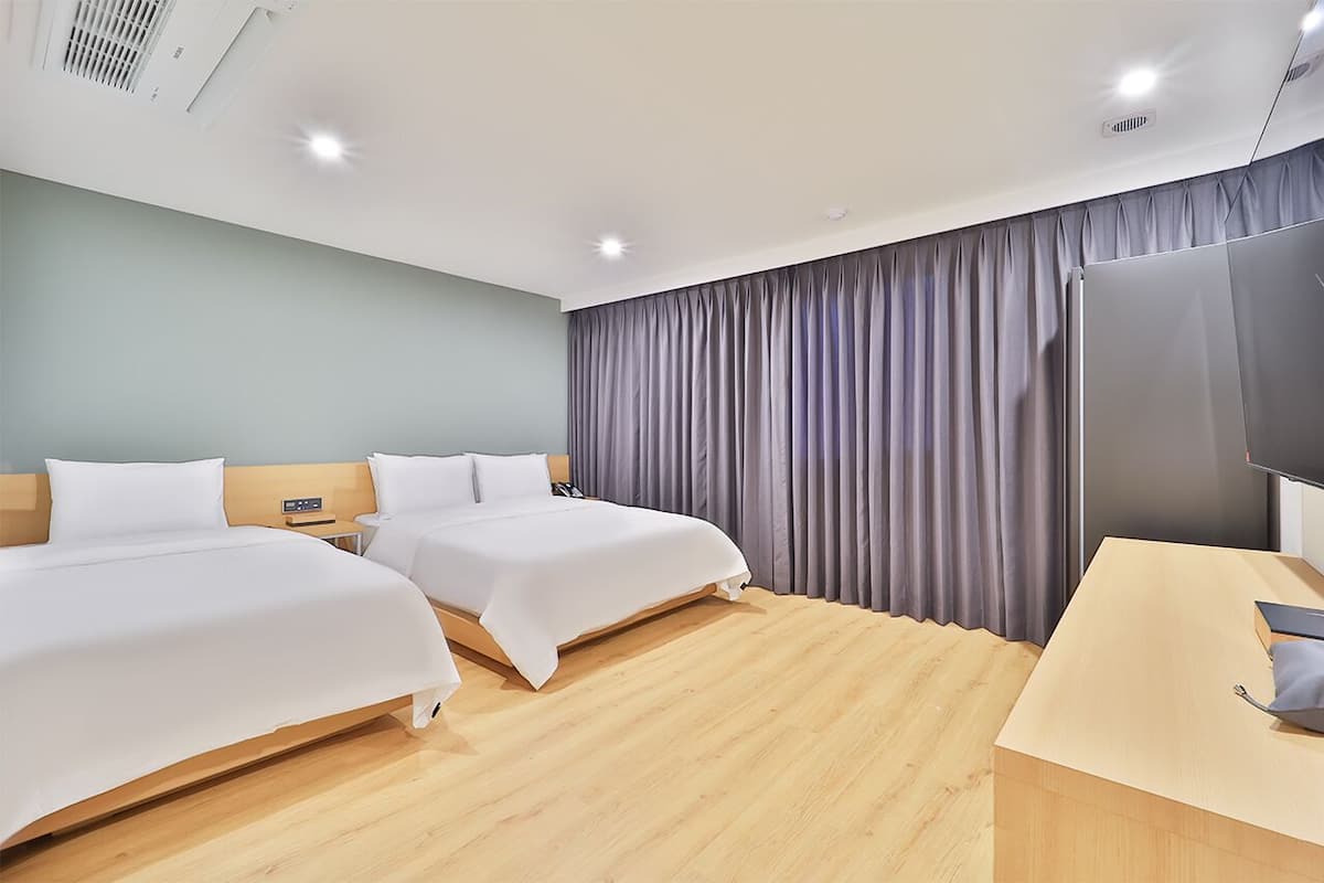 Family Room | Premium bedding, desk, soundproofing, free WiFi