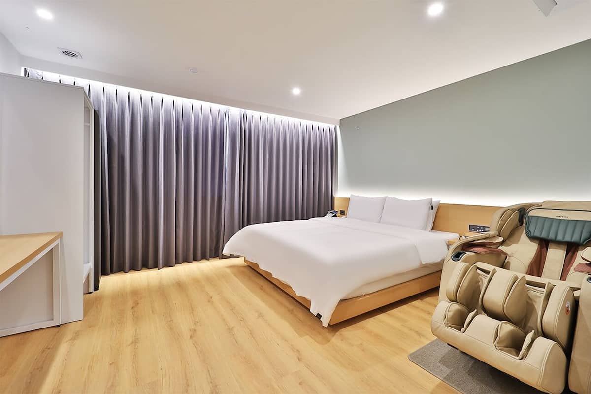 Comfort Relaxing Room | Premium bedding, desk, soundproofing, free WiFi