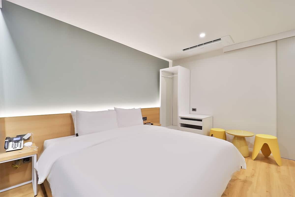 Business Room | Premium bedding, desk, soundproofing, free WiFi
