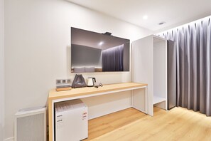 Comfort Relaxing Room | Sängtillbehör av högsta kvalitet, skrivbord och ljudisolering