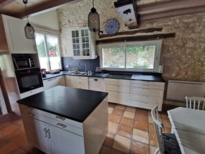 Kylskåp, mikrovågsugn, ugn och spishäll