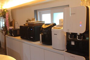 Minikjøleskap, mikrobølgeovn, espressomaskin og kaffetrakter/tekoker