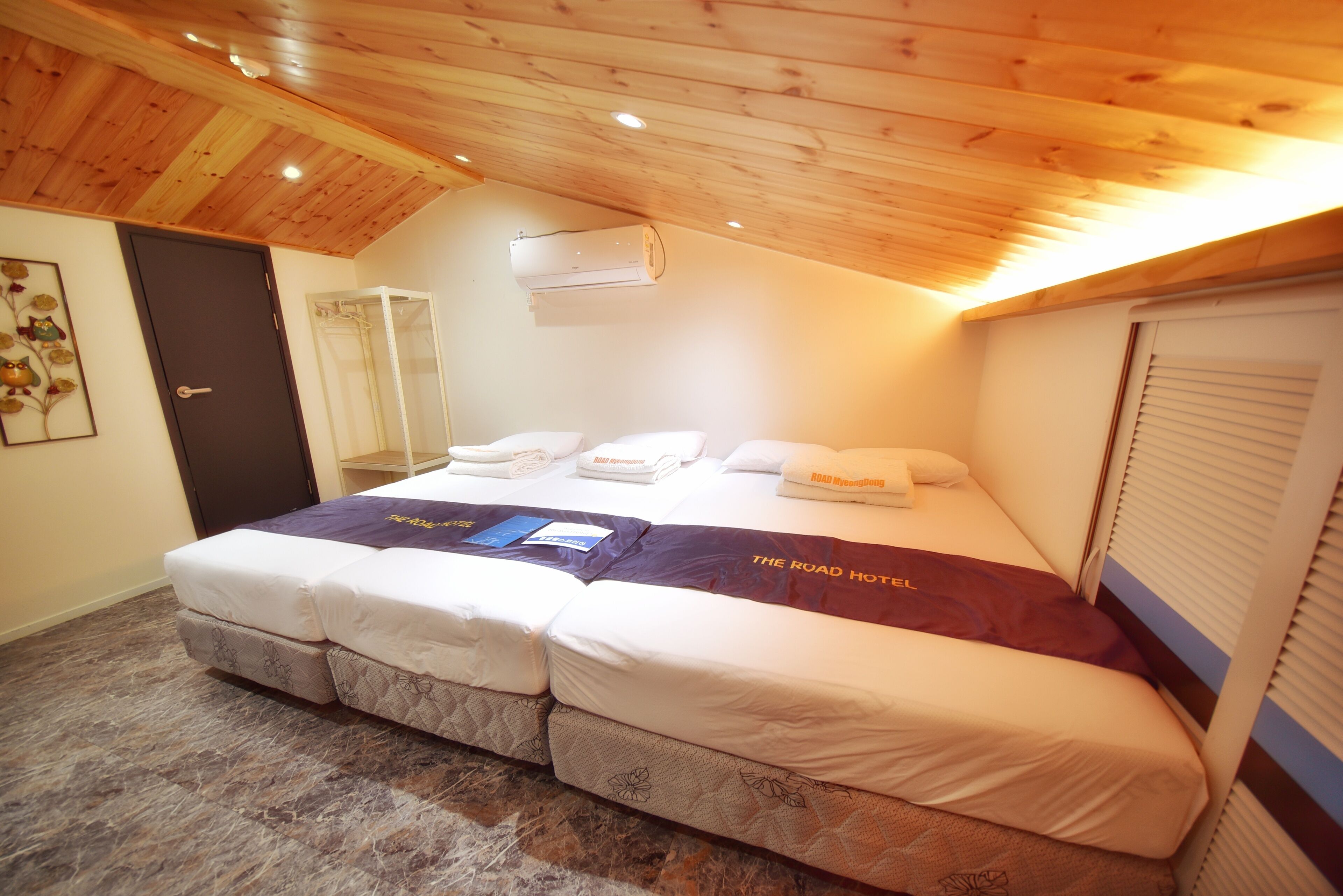 Rideaux occultants, chambres insonorisées, fer et planche à repasser