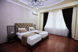 Kamar Double atau Twin Standar | Seprai premium, ruang kerja ramah laptop, Wi-Fi gratis, dan seprai linen