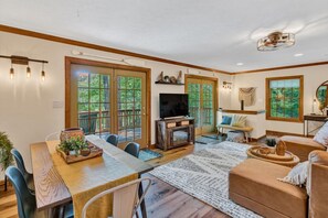 Smart TV, books - Boho Bungalow- Chic cabin with great private deck , dock and fire pit (Moneta)