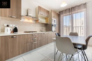 Kühlschrank, Mikrowelle, Ofen, Toaster