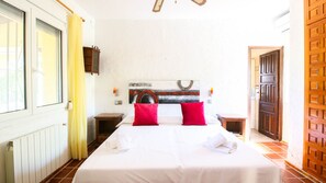 3 chambres, fer et planche à repasser, Wi-Fi gratuit, draps fournis