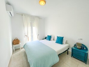 2 bedrooms, iron/ironing board, free WiFi, bed sheets - Apartment near the sea in Denia with air conditioning (Denia)