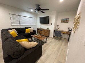 Smart TV, foosball - Riverside Cozy Modern Oasis with Pool (Riverside)