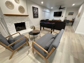 Game room - Riverside Cozy Modern Oasis with Pool (Riverside)