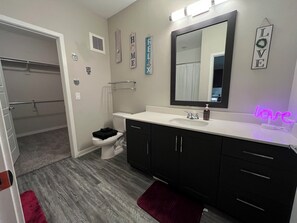 Handtücher, Seife, Shampoo, Toilettenpapier