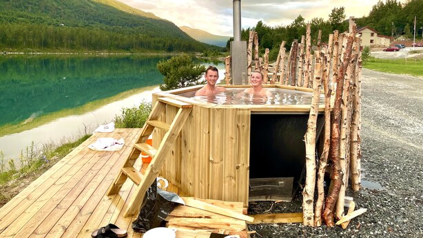 Outdoor spa tub - Reinheimen Lodge (Skjaak)