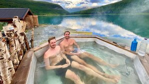Outdoor spa tub - Reinheimen Lodge (Skjaak)