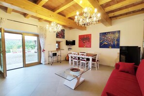 Téléviseur connecté, table de ping-pong