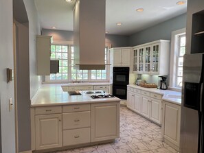 ثلاجة، ميكروويف، فرن، موقد طهي مسطح