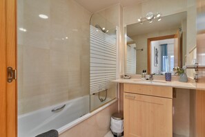 Bañera, secador de pelo y toallas