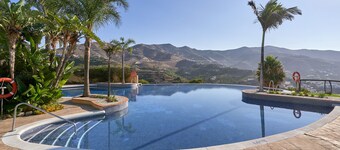 Holiday Home 'Casa Palmeras' with Sea Views, Wi-Fi and Air Conditioning