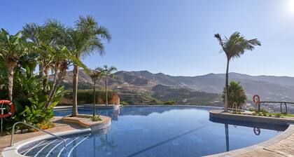 Holiday Home 'Casa Palmeras' with Sea Views, Wi-Fi and Air Conditioning