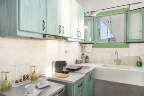 Frigorifero, piano cottura, macchina per tè/caffè