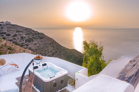 Outdoor spa tub. Paros Apartment – Pet-Friendly with Sea View and Hot Tub