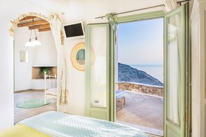 1 bedroom, free WiFi, bed sheets - Paros Apartment – Pet-Friendly with Sea View, Hot Tub & Wi-Fi (Cyclades)