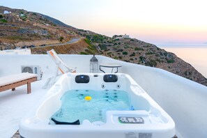 Outdoor spa tub - Paros Apartment – Pet-Friendly with Sea View, Hot Tub & Wi-Fi (Cyclades)