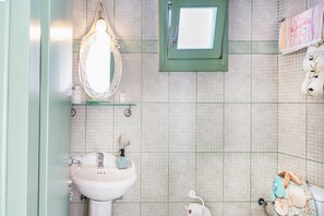 Shower, hair dryer, towels - Paros Apartment – Pet-Friendly with Sea View, Hot Tub & Wi-Fi (Cyclades)