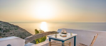 Huisdiervriendelijk Appartement 'Paros' met Uitzicht op Zee, Whirlpool & Wi-Fi