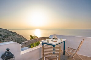 Outdoor dining - Paros Apartment – Pet-Friendly with Sea View, Hot Tub & Wi-Fi (Cyclades)
