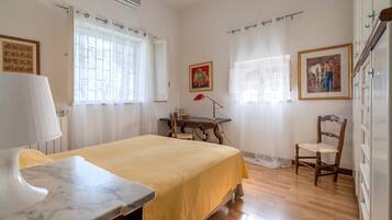 3 makuuhuonetta, silitysrauta/-lauta, ilmainen Wi-Fi, vuodevaatteet