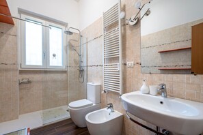 Dusche, Haartrockner, Handtücher