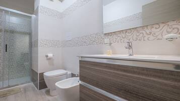 Dusche, Haartrockner, Handtücher