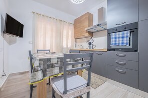 Réfrigérateur, four, plaque de cuisson, cafetière/bouilloire