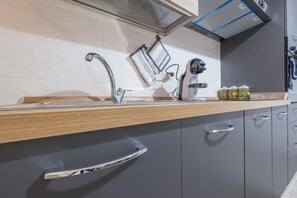 Frigorifero, forno, piano cottura, macchina per tè/caffè