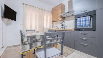 Kühlschrank, Ofen, Herdplatte, Wasserkocher mit Kaffee-/Teezubehör