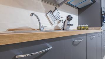 Kühlschrank, Ofen, Herdplatte, Wasserkocher mit Kaffee-/Teezubehör