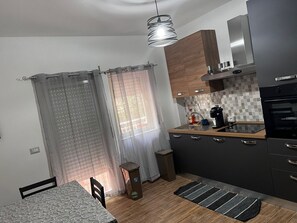 Fridge, oven, stovetop, coffee/tea maker - Holiday Apartment "Damilhouse 3" with Balcony & Wi-Fi (Messina)