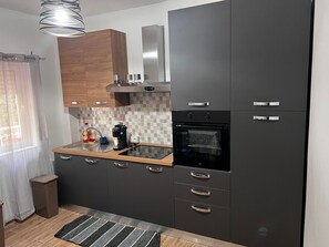 Køleskab, ovn, kogeplade, kaffe-/temaskine