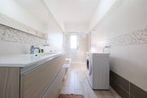 Shower, hair dryer, towels - Holiday Apartment "Damilhouse 4" with Balcony & Wi-Fi (Messina)