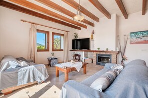 Fernseher, Kamin, Tischtennisplatte