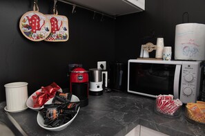 Kühlschrank, Mikrowelle, Herdplatte, Wasserkocher mit Kaffee-/Teezubehör