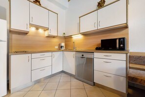 Frigorifero, piano cottura, lavastoviglie, macchina per tè/caffè