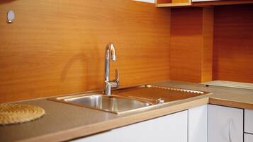 Een koelkast, een kookplaat, een vaatwasser, een kinderstoel