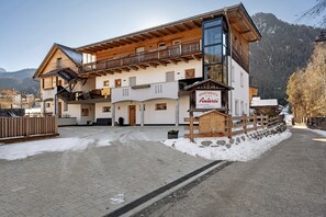 Exterior - Apartment 'Antersi Silvia' with Mountain View, Shared Garden and Wi-Fi (St. Vigil Enneberg)