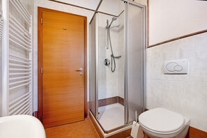 Shower, hair dryer, towels - Apartment 'Antersi Silvia' with Mountain View, Shared Garden and Wi-Fi (St. Vigil Enneberg)