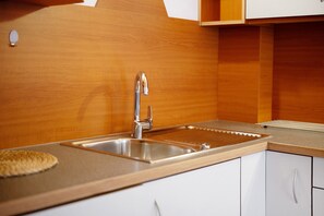 Réfrigérateur, plaque de cuisson, lave-vaisselle, chaise haute